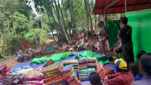 USAID ထောက်ပံ့ငွေနဲ့ ကရင်နီအမျိုးသမီးအစည်းအရုံးက အကူအညီပေးရေးပစ္စည်းတွေပံ့ပိုးပေးနေတဲ့မြင်ကွင်း