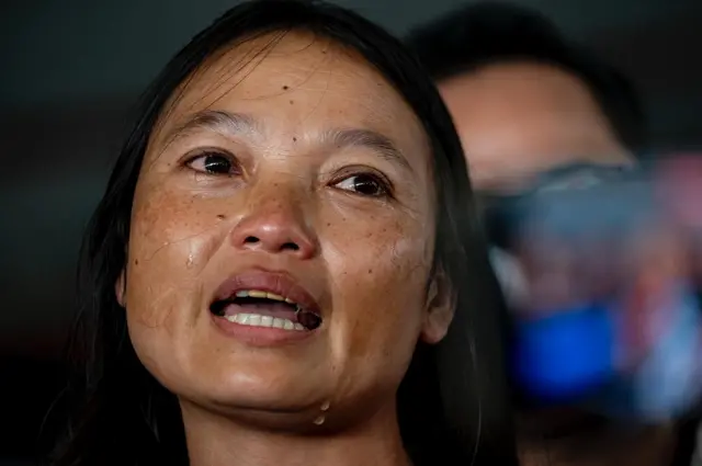 "ไม่มีอะไรจะพูด" มึนอ ภรรยาของบิลลี่กล่าวต่อผู้สื่อข่าวสั้น ๆ เพื่อบรรยายความรู้สึกต่อคำพิพากษาของศาลในวันนี้ (28 ก.ย.) 