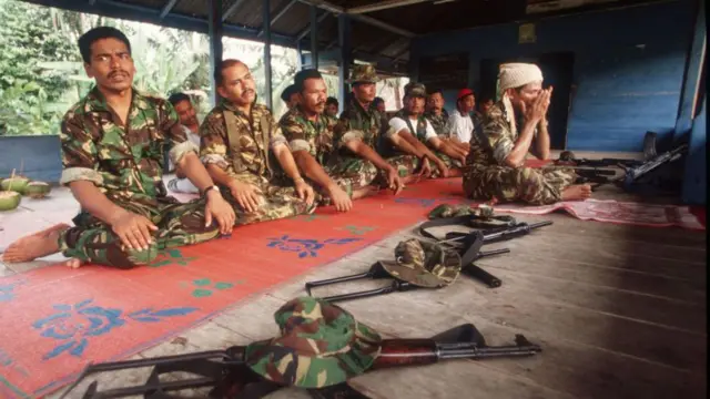 Pemberontak Aceh difoto saat sedang beribadah pada Juni 1999.