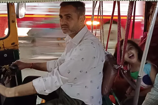 રિક્ષા ચલાવીને કિશોરભાઈ મહિને 6-7 હજાર કમાઈ લે છે