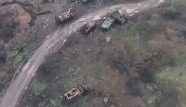 Сожженная украинская бронетехника на одной из дорог у Мирнограда