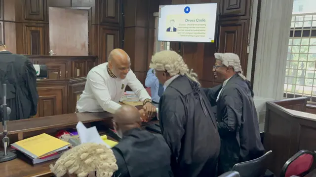 Mgbe Nnamdi Kanu na-ekele ụfọdụ ndị ọkaiwu ya n'ụlọikpe ukwu dị n'Abuja n'ụbọchị 21 Mee, 2025.