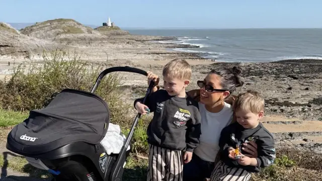 ካሪስ ከሶስት ልጆቿ ጋር 