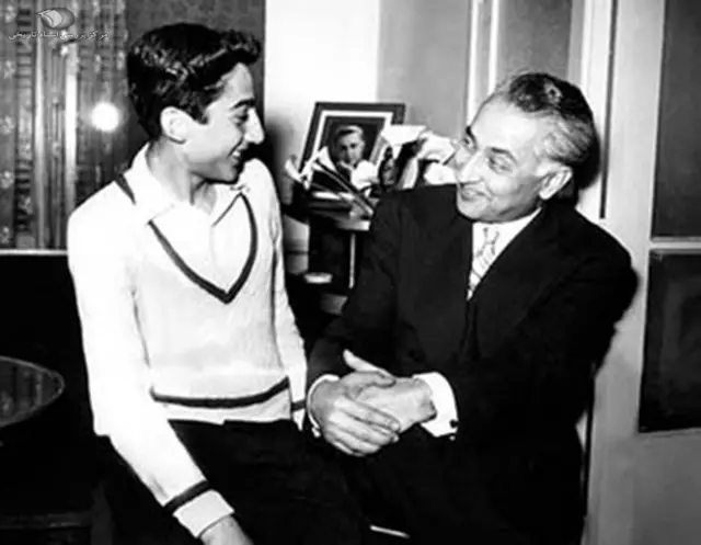 موسسه اطلاعات تا سال ۱۳۵۳ توسط عباس مسعودی (راست) اداره شد و بعد از مرگ او، اداره این موسسه به پسرش فرهاد مسعودی (چپ) واگذار شد