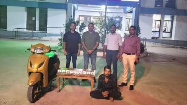 పోలీసుల మారువేషం 