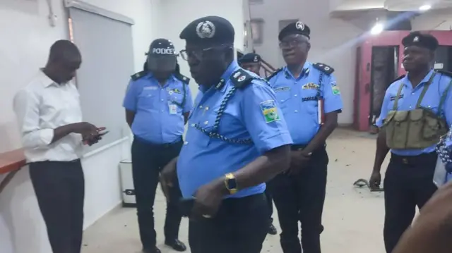 Police inspect di scene of di robbery