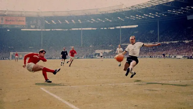 Geoff Hurst Batı Almanya'ya karşı gollerinden birini atarken.
