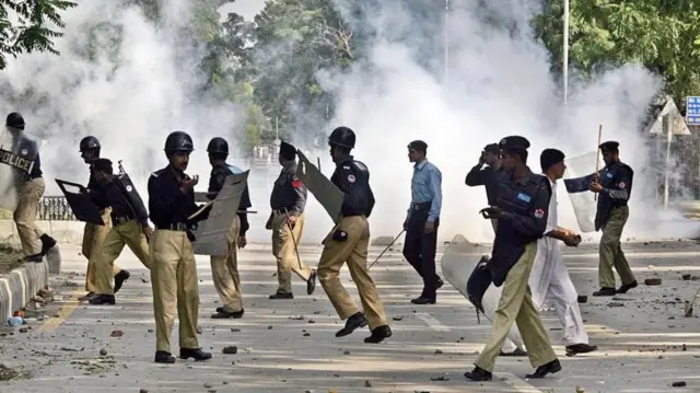 લાલ મસ્જિદની બહાર તહેનાત સુરક્ષાકર્મીઓની તસવીર 