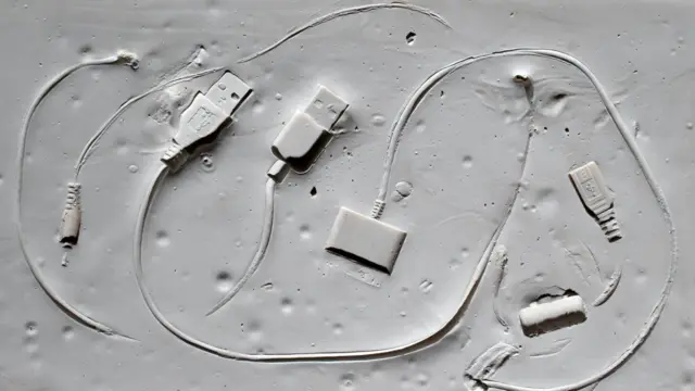 شاید ہمارے گیجٹس اور پلاسٹک کی چیزیں ہم سے زیادہ عرصے تک قائم رہیں