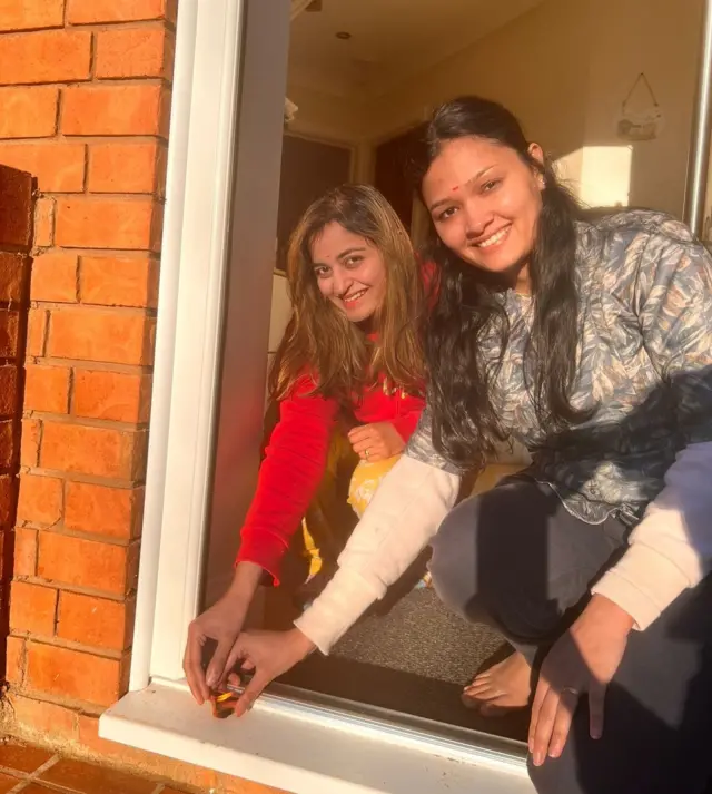 इंग्लंडमधील लेमिंक्शन स्पा येथे सावित्री उत्सव साजरा करताना सोनाली दातीर आणि डॉ. मानसी कदम