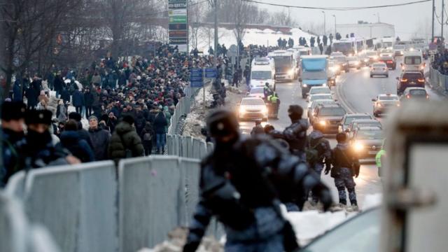 تجمع الروس لمحاولة تقديم الاحترام لزعيم المعارضة الروسية الراحل أليكسي نافالني خلال جنازته