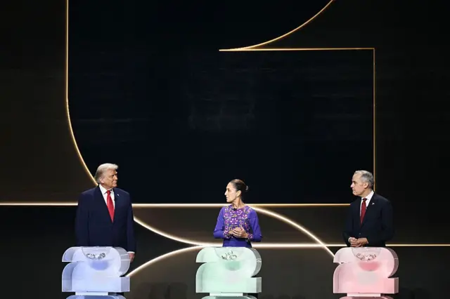 Trump, Sheinbaum y Carney en el escenario del evento de la Fifa de diciembre