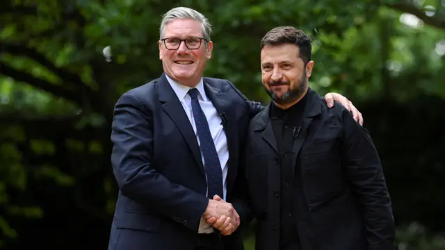 На внешнеполитическом фронте Стармер пока чувствует себя увереннее, чем дома. Тут он с президентом Украины Владимиром Зеленским перед саммитом НАТО в июне 2025 года