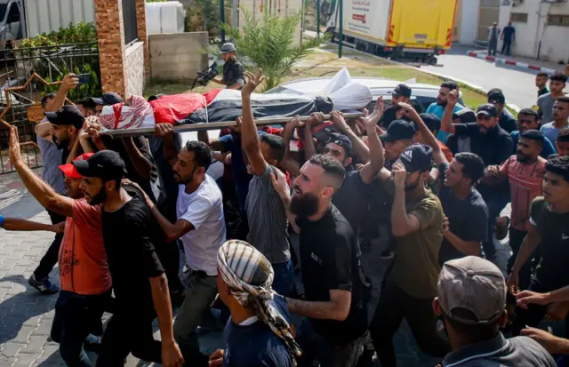 تشییع جنازه حسن منصور، از فلسطینی‌هایی که در حملات اسرائیل در غزه کشته شده است