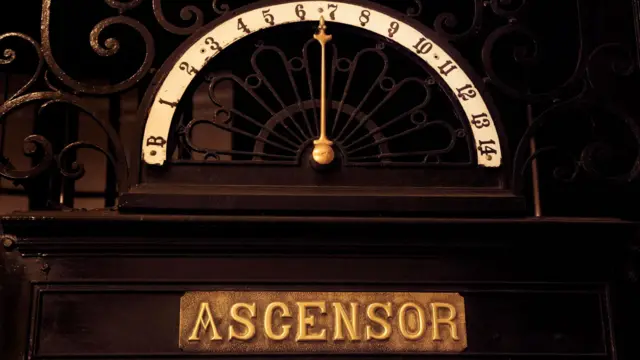 Indicador de pisos de un ascensor antiguo