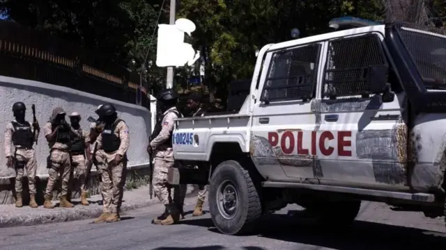 Policías al lado de una camioneta.