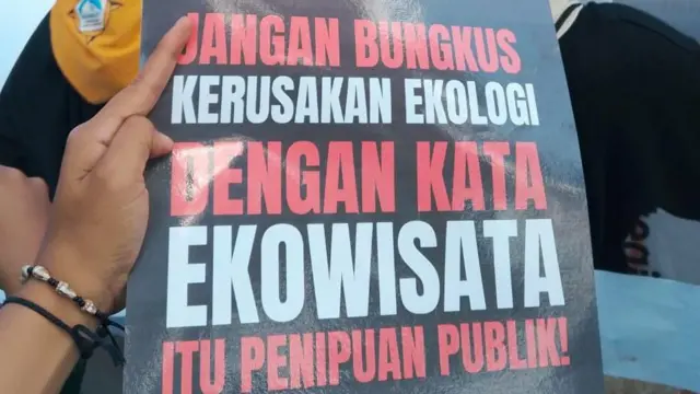 Poster yang menetang kerusakan lingkungan atas nama ekowisata.
