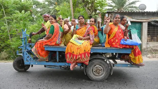 ভোট দিতে যাচ্ছেন পশ্চিমবঙ্গের গ্রামের নারীরা