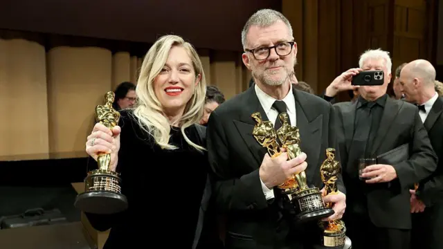 वन बॅटल आफ्टर अनादरच्या निर्मात्या सारा मर्फी आणि दिग्दर्शक पॉल थॉमस अँडरसन.