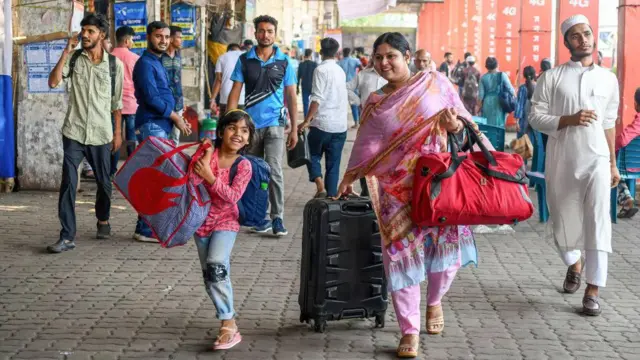 ২০২৩ সালের ১৯শে এপ্রিল তীব্র গরমের মধ্যেও বাংলাদেশের ঢাকার মহাখালী বাস টার্মিনাল থেকে হাসিমুখে ঈদুল ফিতর উপলক্ষে বাড়ির পথে একটি পরিবার... 