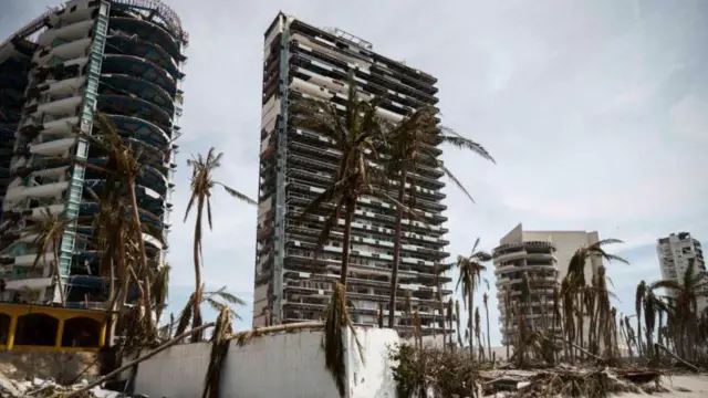 అకాపుల్కోలో తుపాను విధ్వంసం 