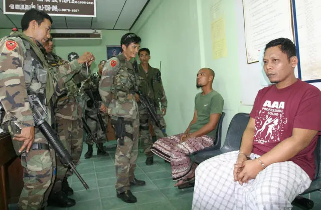 မွတ်ဆလင် လက်နက်ကိုင်လို့ မသင်္ကာသူကို ဖမ်းဆီးစစ်ဆေး