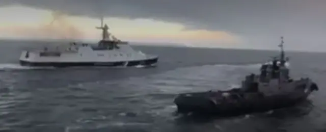Два корабля пливуть поряд в морі
