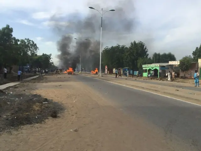 Une rue en feu et en fumée à Ndjamena.