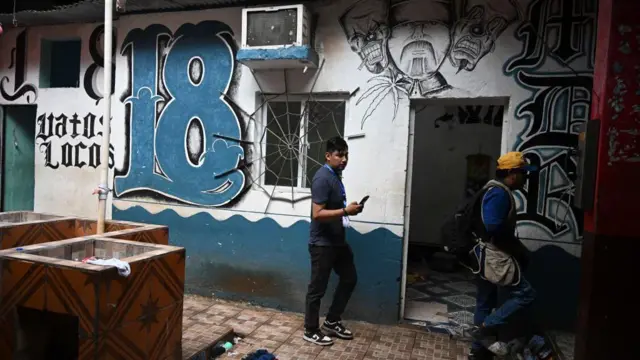 Vista de una celda de prisión de un miembro de la pandilla Barrio 18 después de una redada en la prisión "El Infiernito" en Escuintla, Guatemala, el 2 de junio de 2024. Más de 400 policías guatemaltecos trasladaron el domingo a 225 miembros de la temida pandilla Barrio 18 internados en la prisión de máxima seguridad "El Infiernito", donde el grupo tenía televisores, refrigeradores, animales de granja e incluso un "centro de llamadas" para extorsionar y ordenar delitos. (Foto de JOHAN ORDONEZ / AFP) (Foto de JOHAN ORDONEZ/AFP vía Getty Images)