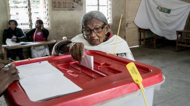 Yaşlı kadın oy kullanıyor.