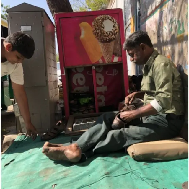 અ﻿શોકે દુકાનનું નામ એકતા ચંપલ ઘર રાખ્યું હતું