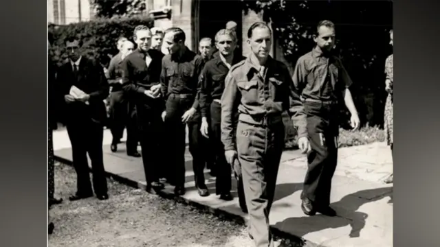 Немецкие военнопленные, черно-белая фотография