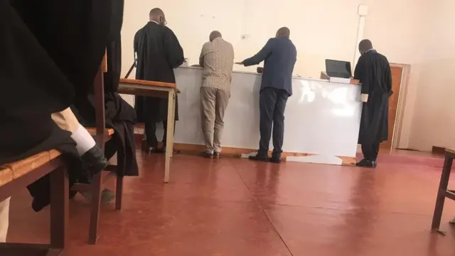 Gahima (wambaye ipantalo ya kaki) na Munyakazi mu rukiko kuri uyu wa kane