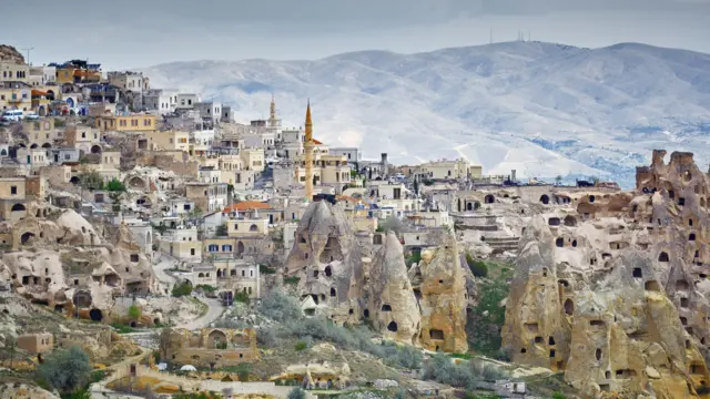 En Cappadoce, on trouve de nombreuses maisons taillées dans la roche volcanique, mais elles ne sont plus occupées