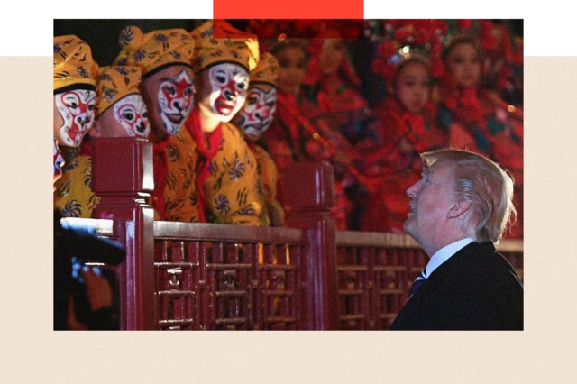 Le président américain Donald Trump lève les yeux et s'entretient avec des artistes d'opéra à la Cité Interdite de Pékin