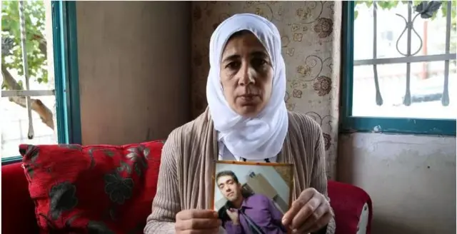 अप्रैल-2016- बंधक हिशाम-अल-सईद की तस्वीर हाथों में लिए उनकी मां