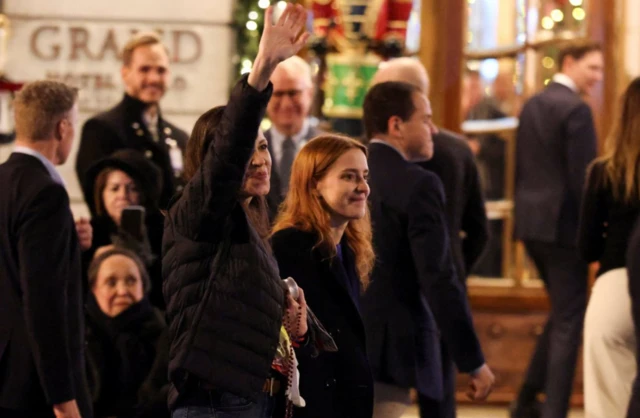 La laureada del Premio Nobel de la Paz, Maria Corina Machado, saluda junto a su hija Ana Corina Sosa Machado, quien aceptó el premio en su nombre, en Oslo, Noruega, el 11 de diciembre de 2025. REUTERS/Leonhard Foeger