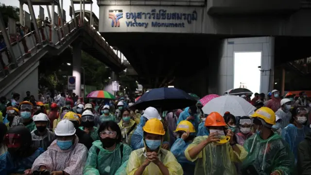 ผู้ชุมนุมตั้งแนวปิดถนนบริเวณถนนพหลโยธินจากพญาไทและนำร่มมาเตรียมพร้อมไว้