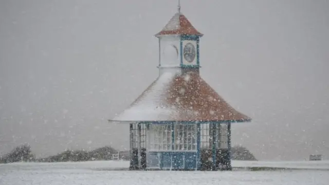 الجليد يكسو الطرقات في إنجلترا