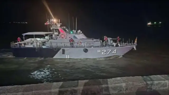 ကယ်ဆယ်ရေးလုပ်နေတဲ့ ထိုင်းတော်ဝင်ရေတပ် စစ်သ‌င်္ဘော