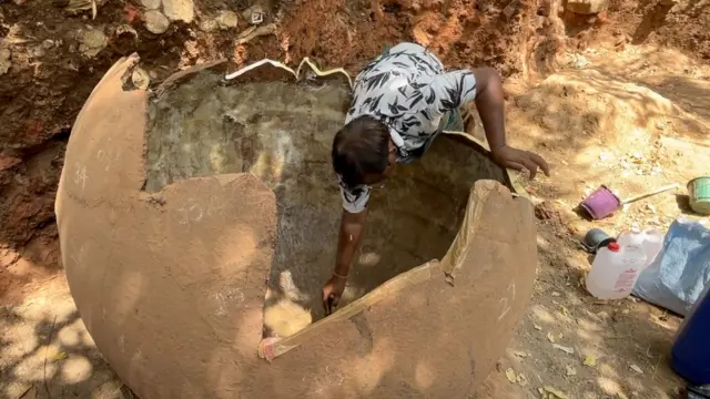 एखादा माणूस बसू शकेल एवढी मोठी साठवणुकीची भांडी इथं मिळाली आहेत. 