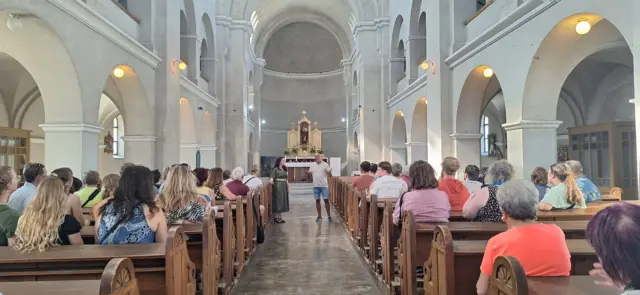 Boris Mašić sa posetiocima u Muzeju Podunavskih Nemaca