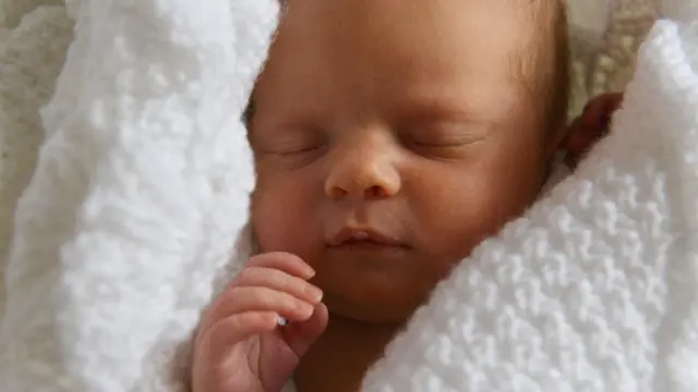 Bebé de cinco días de nacido durmiendo