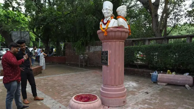 दिल्ली विद्यापीठातील पुतळा