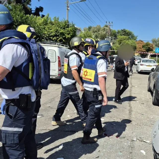 رجال الإسعاف في موقع الحادث في حيفا