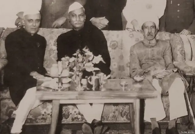 વડાપ્રધાન જવાહરલાલ નેહરુ અને રાષ્ટ્રપતિ રાજેન્દ્ર પ્રસાદ સાથે હૈદરાબાદના નિઝામ