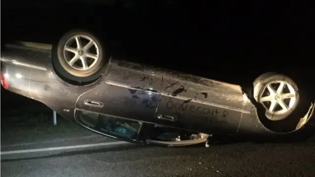 أدى الزلزال إلى انقلاب بعض السيارات