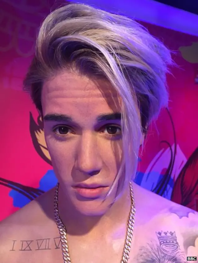 हा सेल्फी नाही तर खरंच जस्टीन बीबरचा पुतळा आहे