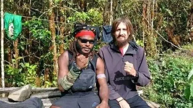 Pilot Susi Air, Phillip Mark Mehrtens (kanan) bersama Pimpinan TPNPB Ndugama, Egianus Kogoya. Foto ini sudah beredar luas dimuat di media massa, tapi pimpinan pusat TPNPB membantah merilis foto tersebu