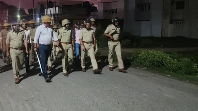 ફ્લૅગ માર્ચ કરતા પોલીસ અધિકારીઓ
